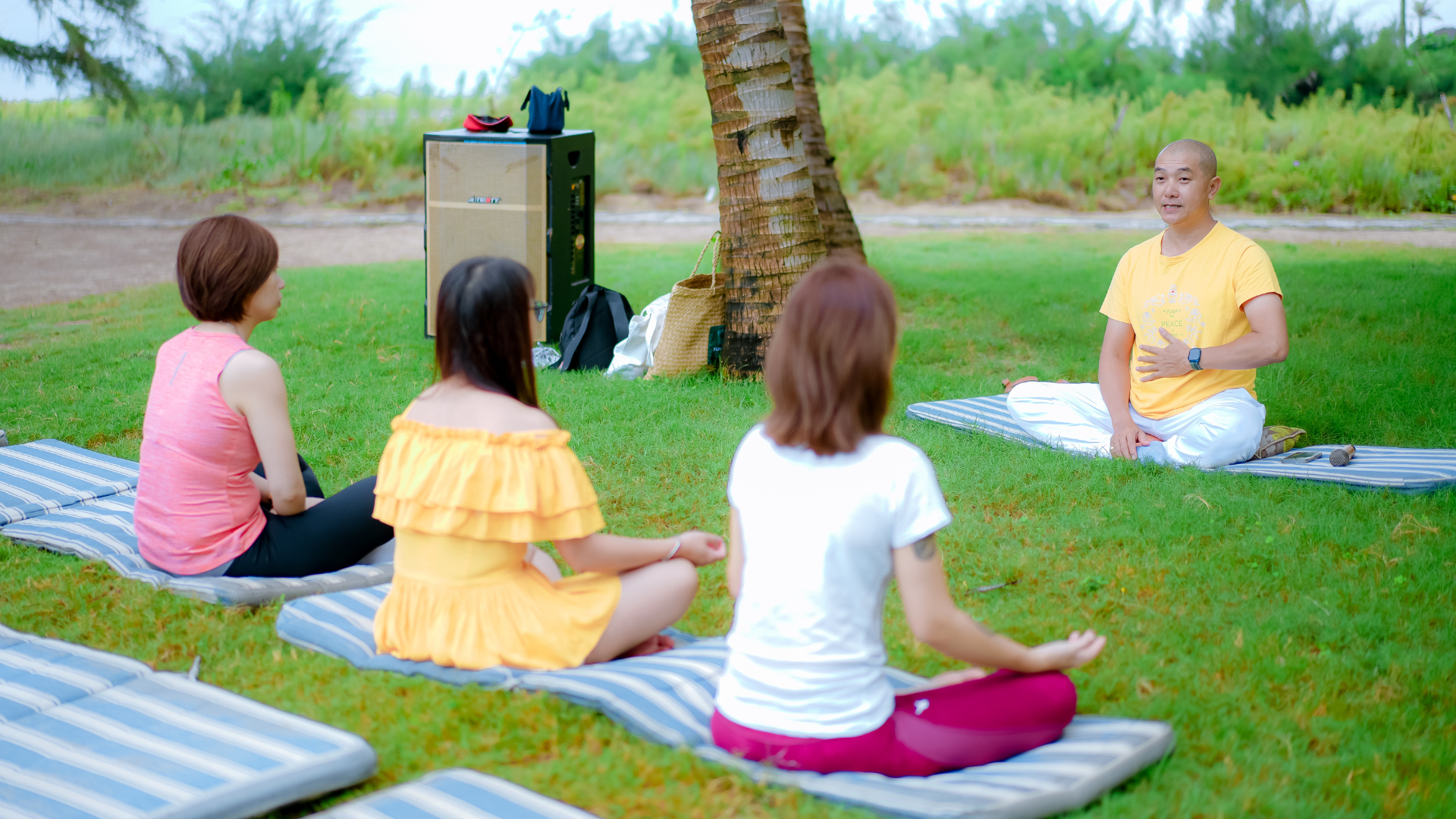 Vòng tròn Yoga ngoài trời cùng người dẫn dắt